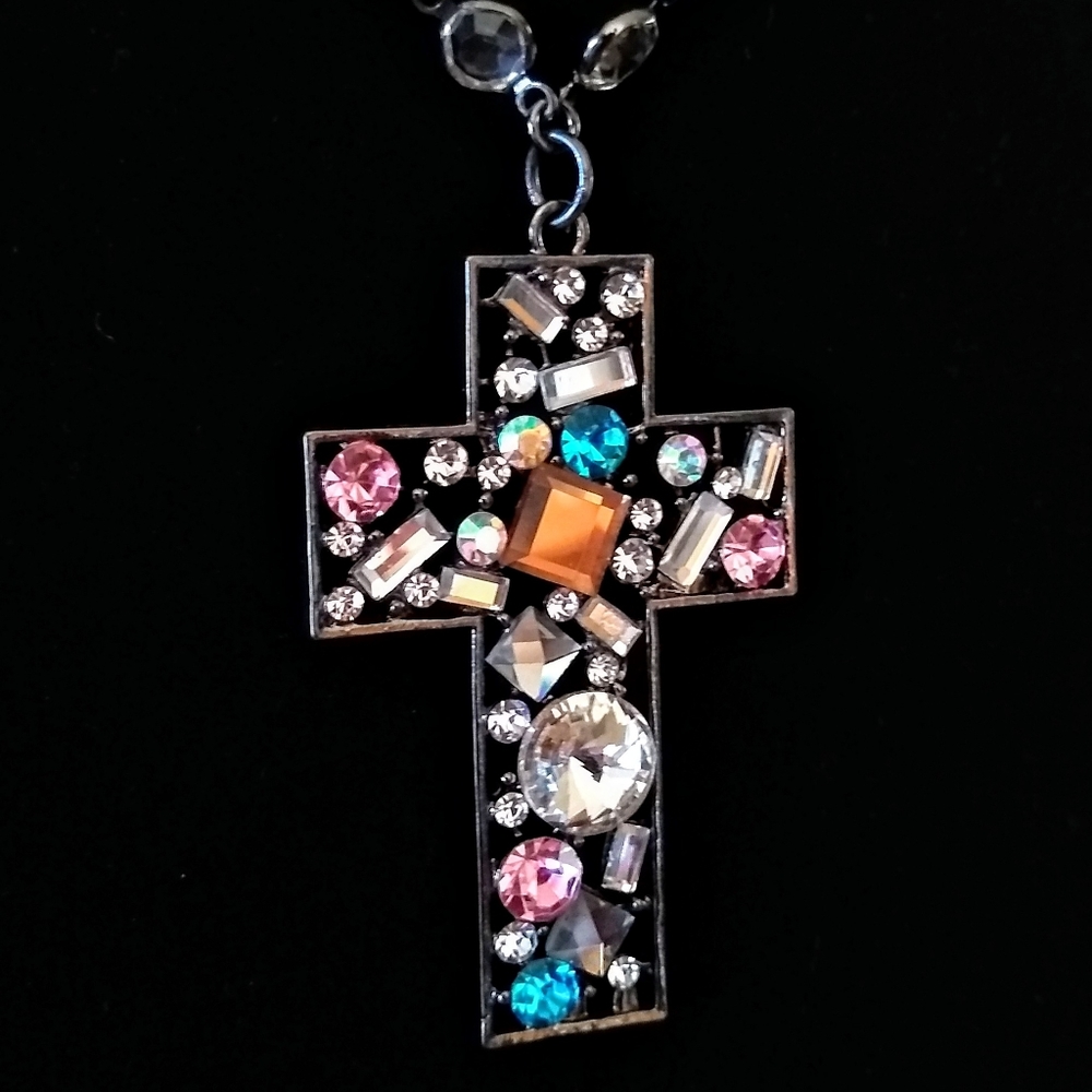 ✝️💕 Crystal cross necklace - Picture 3 of 7